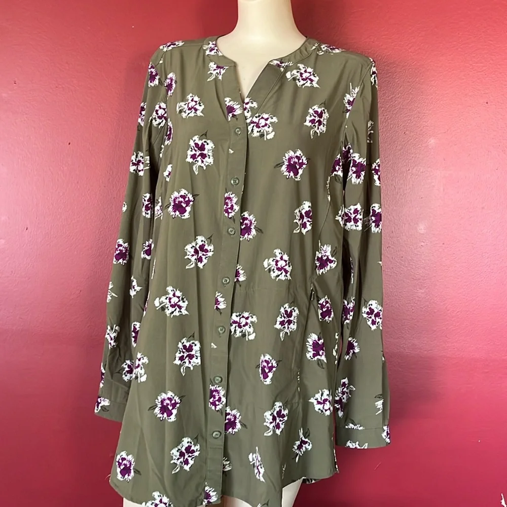 BNWOT Duluth trading company, green floral top - Picture 1 of 16